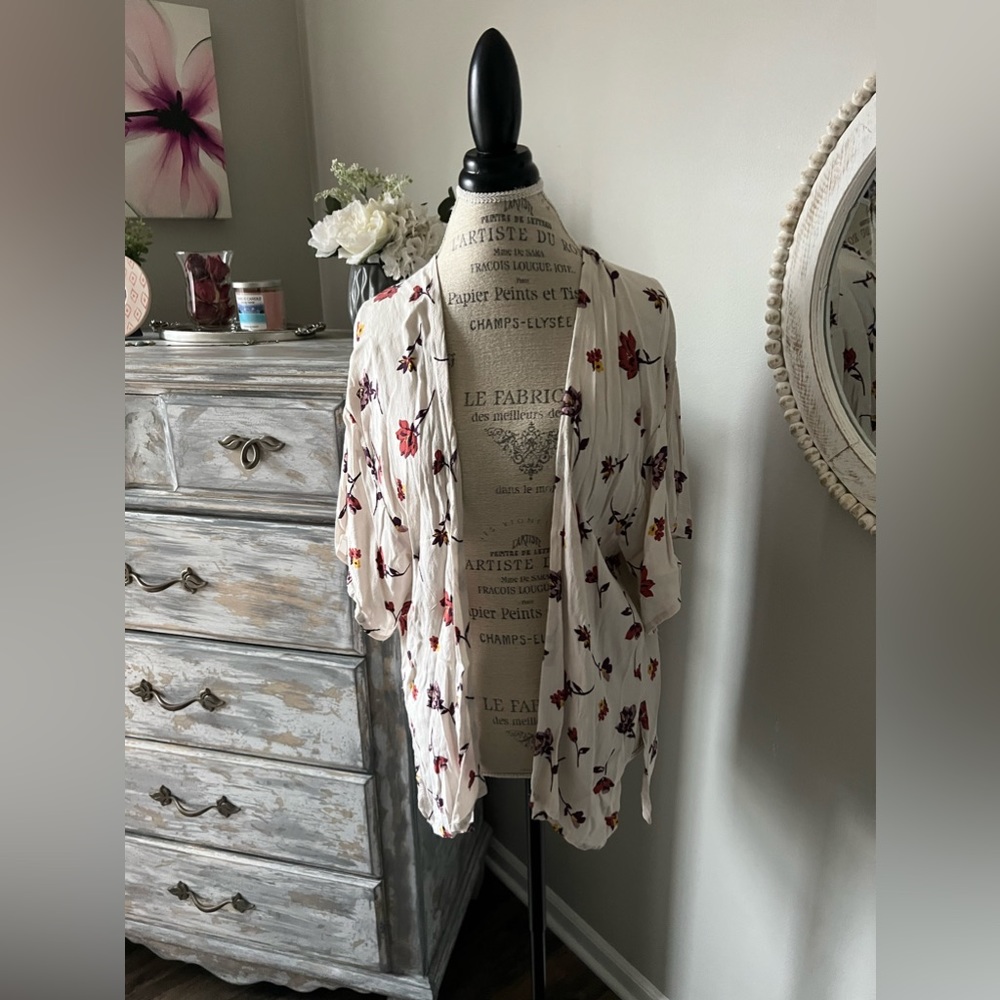 💗 EUC Short Sleeve Open Blouse